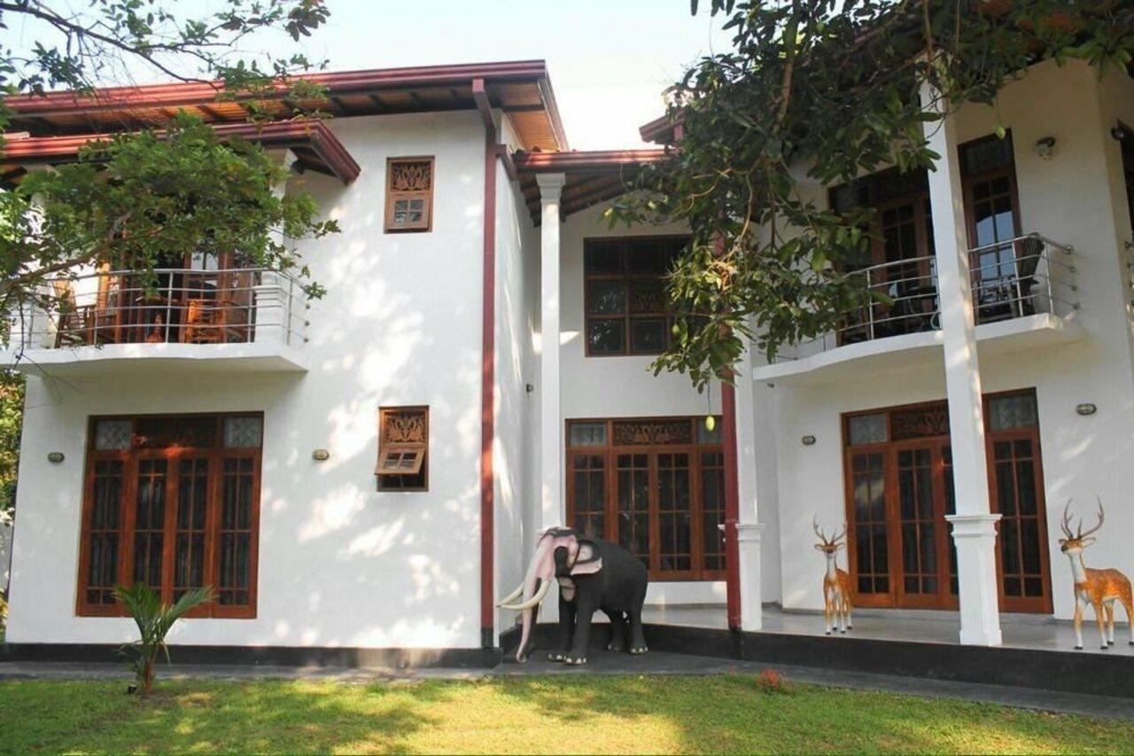 Mahakumara White House Hotel กาลูทารา ภายนอก รูปภาพ